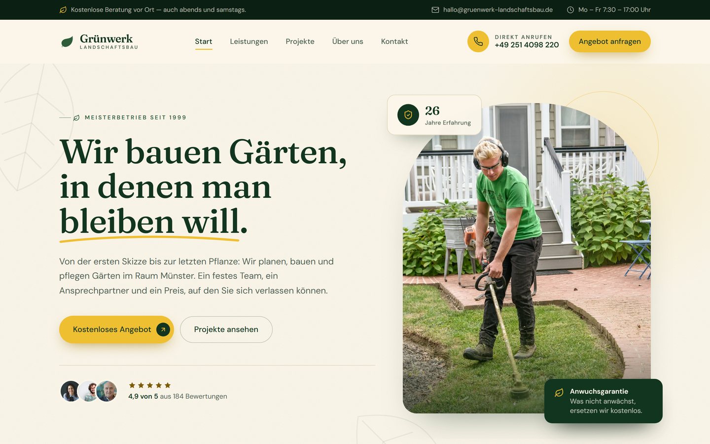 Startseite der Beispielseite Grünwerk Landschaftsbau: große Überschrift „Wir bauen Gärten, in denen man bleiben will“ neben dem Foto eines Gärtners bei der Rasenkantenpflege.